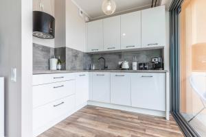 Kuchyňa alebo kuchynka v ubytovaní Apartament Prestige & Sea Horyzont 613