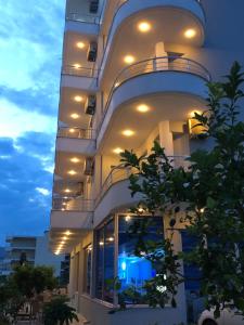 un edificio con luces en el lateral. en Summer Dream Hotel, en Sarandë