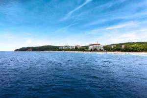 ミエンジズドロイェにあるApartament Prestige & Sea Horyzont 613の海上のボートからビーチの景色を望めます。
