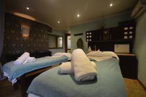Postel nebo postele na pokoji v ubytování Whalesong Hotel & Spa