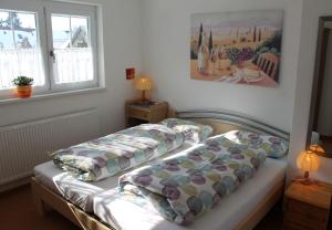 Pension Waldblick في إلرتيسن: غرفة نوم بسرير ومخدات ونافذة
