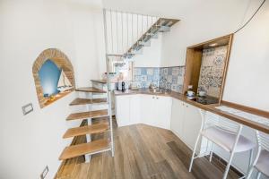 A kitchen or kitchenette at Marechiaro House