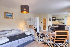 1 dormitorio con 1 cama y comedor en Luxury Apartment Fabris, en Rovinj