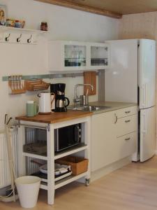 una pequeña cocina con fregadero y microondas en Labaek B&B en Holbæk