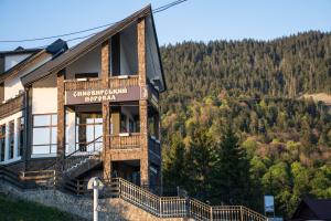 Nespecifikovaný výhled na hory nebo výhled na hory při pohledu z hotelu