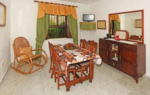 a dining room with a table and chairs and a mirror at Casa Amagar in Tijarafe