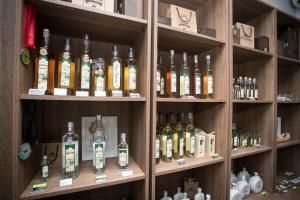 un estante lleno de botellas de alcohol en Casa Poletto, en Morretes
