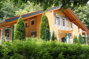 パッサウにあるPassau "Am Sulzsteg" 9の塀と木のあるオレンジの家