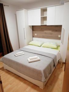 sypialnia z łóżkiem z dwoma ręcznikami w obiekcie Apartmani Roko w Drveniku
