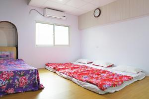 Ένα ή περισσότερα κρεβάτια σε δωμάτιο στο 嘉義泊岸居民宿