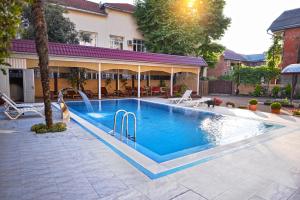 una piscina frente a una casa en Katran Hotel, en Lazarevskoye