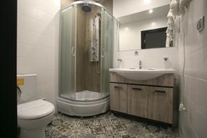 ブロンニツィにあるEl Gauchoのバスルーム(シャワー、トイレ、シンク付)