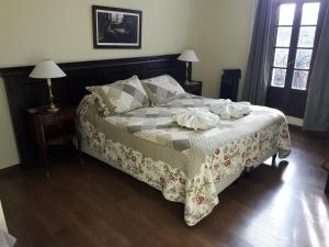 Un dormitorio con una cama con una manta. en Nuevos Horizontes en Tandil