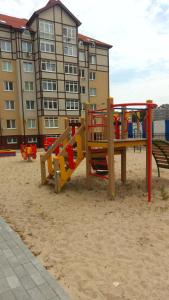 スヴェトロゴルスクにあるZhK Maiskii Apartamentの建物前の砂遊び場
