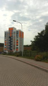 スヴェトロゴルスクにあるZhK Maiskii Apartamentの道路建築の隣の通り灯