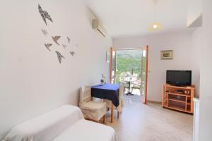 Televízia a/alebo spoločenská miestnosť v ubytovaní Apartments Nine Slano