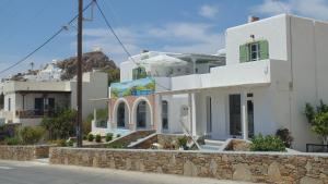 a white house with a hill in the background at Nikolas ios Village in Ios Chora