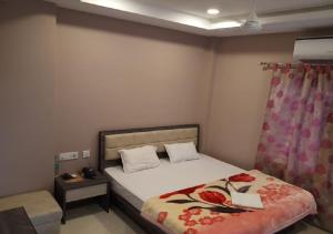 Hotel Raj Palace客房内的一张或多张床位
