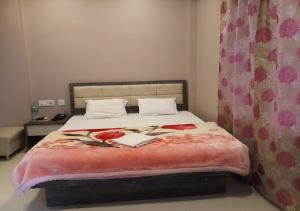 Hotel Raj Palace客房内的一张或多张床位
