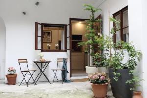 une terrasse avec des plantes en pot devant une porte dans l'établissement Apartment Addressa, à Zagreb