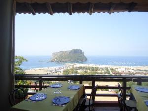 ein Esszimmer mit Meerblick in der Unterkunft Hotel Normanni in Praia a Mare