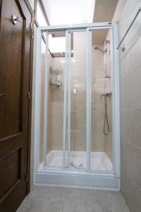 ネルハにあるCarabeo 60 1C Menyberのバスルーム(ガラスドア付きのシャワー付)