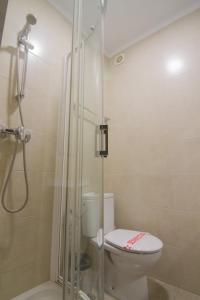 ネルハにあるCarabeo 60 1C Menyberのバスルーム(シャワー、トイレ、ガラス張りのシャワー付)