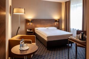 Ένα ή περισσότερα κρεβάτια σε δωμάτιο στο Warmiński Hotel & Conference