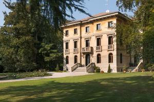 ein großes Gebäude mit einer Treppe im Hof in der Unterkunft Villa Paola in Sabbioncello