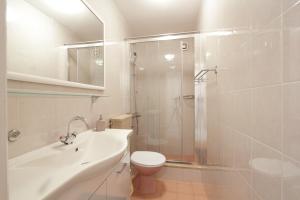 La salle de bains est pourvue de toilettes, d'un lavabo et d'une douche. dans l'établissement Apartments Nine Slano, à Slano