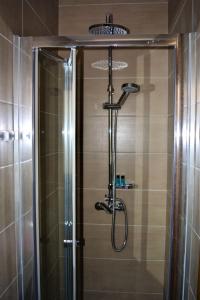 カストロ・ラボレイロにあるJust Natur Guesthouseのバスルーム(シャワー、シャワーヘッド付)が備わります。