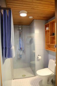 Bathroom sa Lodge 67°N Lapland