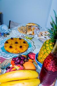 希拉的住宿－Piana delle Galee，一张桌子上面有很多不同类型的水果