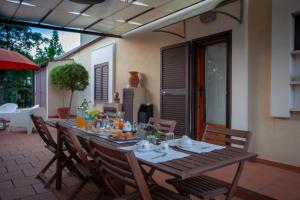 patio con tavolo in legno e sedie. di B&B Brunone ad Alberobello