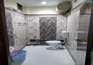 迪布鲁加尔Hotel Raj Palace的带马桶和水槽的浴室 更多37张照片