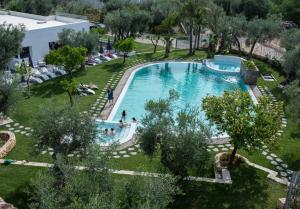 Vista sulla piscina di Hotel Torre Santamaria Resort o su una piscina nei dintorni
