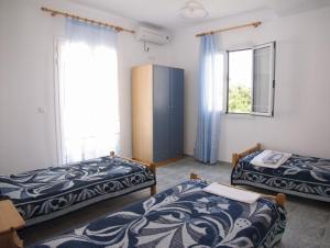 a room with two beds and a window at Folies in Lourdata