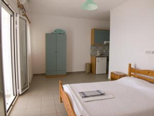 a bedroom with a bed and a green cabinet at Folies in Lourdata
