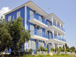 ein blau-weißes Gebäude mit blauen Balkonen in der Unterkunft Folies in Lourdata