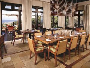 バリートにあるZimbali Suite 521の大きな木製のテーブルと椅子のあるダイニングルーム
