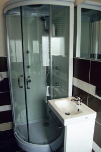 La salle de bains est pourvue d'une douche et d'un lavabo. dans l'établissement B&B Adriatico, à Giulianova