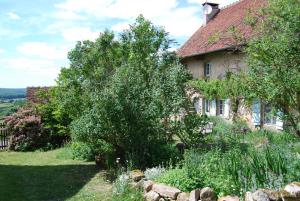 an old house with a garden in front of it at La Tour in Marcilly-la-Gueurce