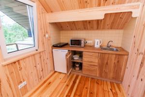 una pequeña cocina en una casa pequeña en Ostrivky, en Svityazʼ