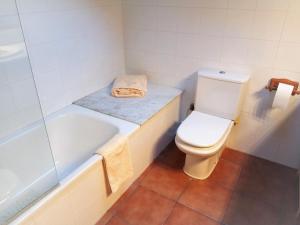 A bathroom at Apartamento Mirador Del Puigmal