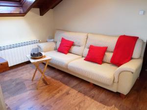 A seating area at Apartamento Mirador Del Puigmal