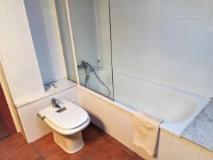 A bathroom at Apartamento Mirador Del Puigmal