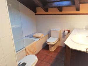 A bathroom at Apartamento Mirador Del Puigmal Még 24 kép