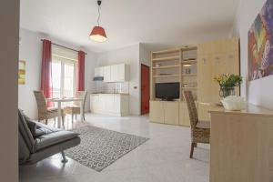 a kitchen and living room with a table and chairs at Casa vacanze Cannatello Home in Villaggio Mosè