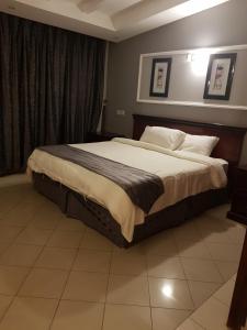 een slaapkamer met een groot bed in een kamer bij Almeswari Suites in Al Baha