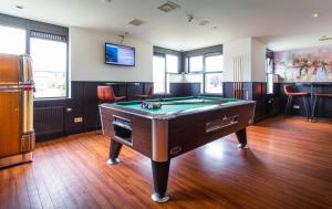 Biliár nebo kulečník v ubytování Bastion Hotel Leiden Oegstgeest